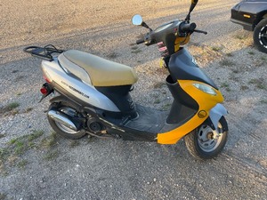 lot 15 image: 2011 Ling Moped