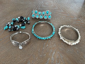 lot 10 image: Assorted Jewelry