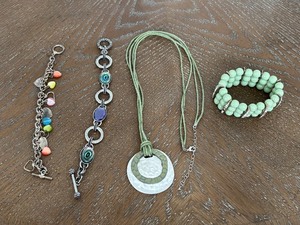 lot 11 image: Assorted Jewelry