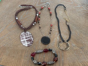 lot 12 image: Assorted Jewelry
