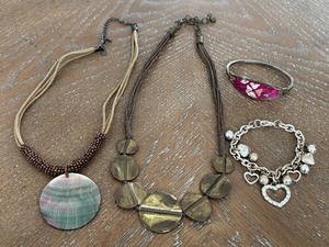 lot 14 image: Assorted Jewelry