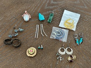 lot 16 image: Assorted Jewelry