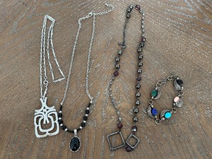 lot 18 image: Assorted Jewelry