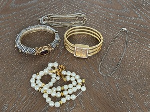 lot 21 image: Assorted Jewelry