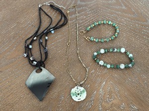 lot 22 image: Assorted Jewelry