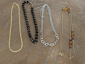 lot 23 image: Assorted Jewelry