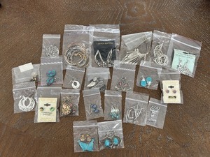 lot 28 image: Assorted Jewelry