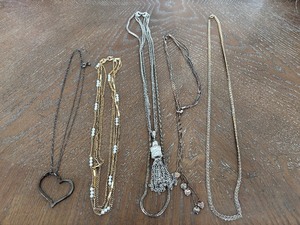 lot 34 image: Assorted Jewelry