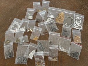 lot 37 image: Assorted Jewelry