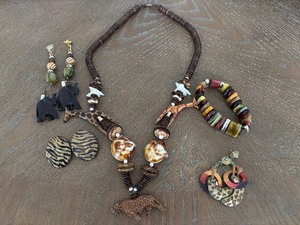 lot 49 image: Assorted Jewelry