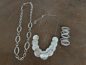 lot 57 image: Assorted Jewelry