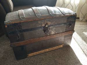 lot 5 image: Large Antique Trunk