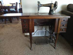 lot 19 image: Antique New Automatic Working Manual Sewing Machine With Accessories