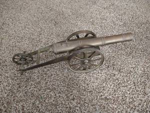 lot 27 image: Neat Miniature Brass Cannon