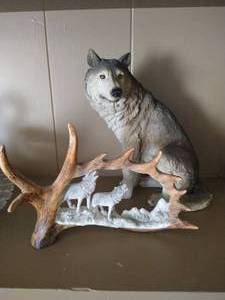 lot 30 image: Wolf Themed Decor