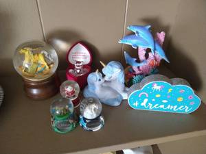 lot 32 image: Snow Globes & Miscellaneous Girls Decor