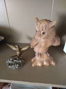 lot 34 image: Wooden Owl & (2) Metal Eagles
