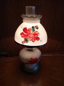lot 55 image: Beautiful Working Vintage Hand-Painted Lamp