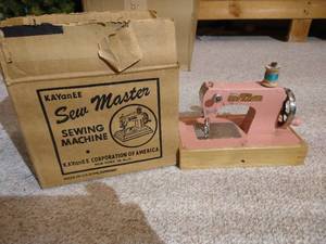 lot 93 image: Vintage KAYanEE Working Mini Sewing Machine & Original Box