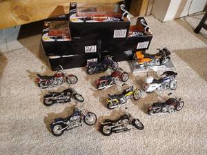 lot 94 image: (10) Harley-Davidson 118 Scale Motorcycles