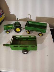 lot 108 image: John Deere Die-Cast Tractor  (2) Pull Behind Wagons