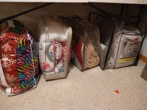 lot 125 image: Comforters & Bedding Sets