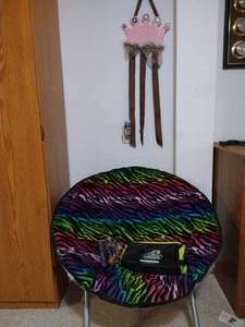 lot 132 image: Foldable Cloth Chair, Decor & Stack Game