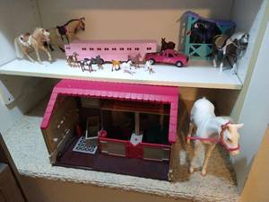 lot 145 image: Toy Horse Lot With Stable