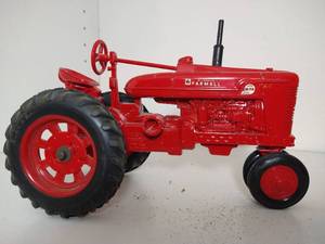 lot 147 image: Farmall Super MTA Die-Cast Tractor