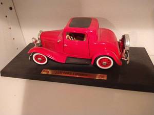 lot 154 image: 1932 Ford 3-Window Die-Cast Model
