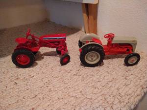 lot 163 image: (2) Die-Cast Tractors
