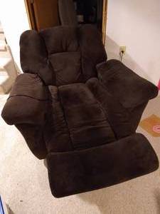 lot 172 image: Large Plush Home Stretch Reclining Lift Chair
