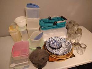 lot 175 image: Huge Lot of Tupperware, Enamel Bowls & Misc. Containers