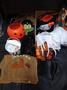 lot 180 image: Seasonal Decor - Halloween & Fall