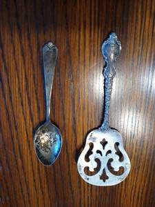 lot 195 image: (2) Small Sterling Silver Pieces - 38.8 Grams
