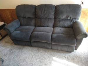 lot 204 image: La-Z-Boy Reclining Sofa