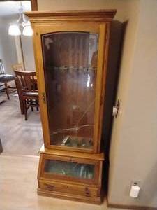 lot 210 image: Locking Gun Cabinet & Key