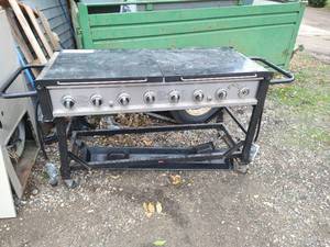 lot 227 image: Bakers & Chefs 8 Burner Propane Grill