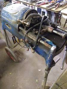 lot 254 image: Vintage Heavy Duty Ridgid 535 Pipe Threader