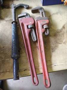 lot 262 image: Vintage Nail Puller & (2) Heavy Duty 18 Pipe Wrenches