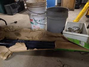 lot 315 image: Floor Load Bearing Jack & Several Empty Buckets