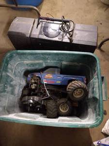 lot 327 image: Tote of RV Car Parts & Stereo