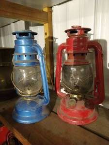 lot 371 image: Two Lamps