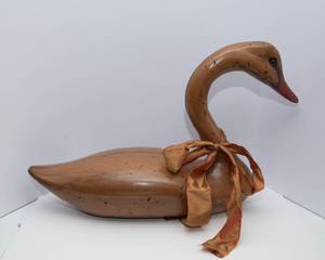 lot 14 image: Large Swan Figurine