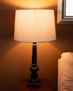lot 21 image: Large Classic Style Table Lamp