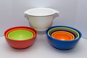lot 42 image: Variety of Plastic Mixing Bowls