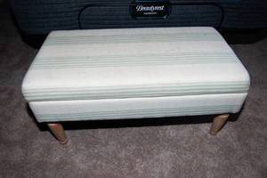 lot 91 image: Small Storage Bench  33.5