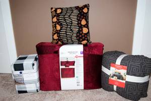 lot 94 image: Brand New Bedding Sets  King, Queen, and Throw Pillow