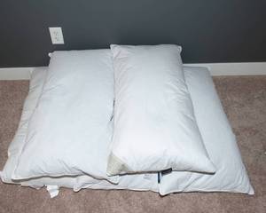 lot 109 image: Set of Five King Size Down Pillows  Casaluna, Alpswan & Ralph Lauren