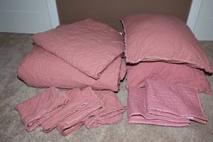 lot 113 image: King Size Casaluna Linen-Blend Bedding Set